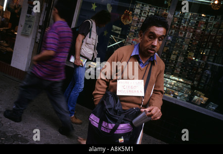Ein blinder Mann trägt eine Tasse betteln um Geld in San Jose, Costa Rica. Stockfoto