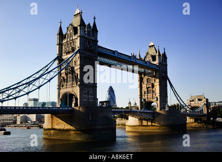 Morgendlichen Blick auf die Tower Bridge, genommen von der Ostseite der Blick über in der City of London South Bank Stockfoto