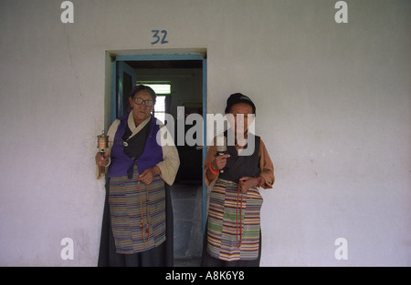 Tibeter für ein Porträt im Altersheim für pensionierte Mönche, Nonnen und Laien in Mundgod, Indien. Stockfoto