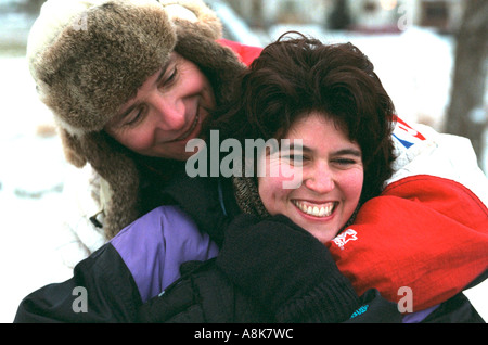 Romantisches Paar Alter 35, die Spaß im Schnee. Minneapolis Minnesota USA Stockfoto