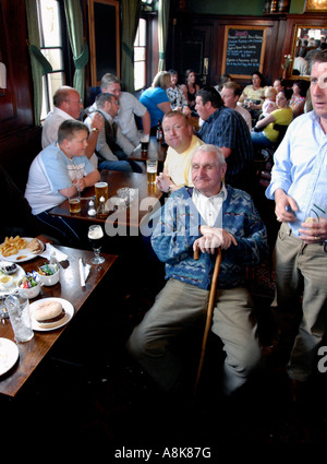 Männer trinken in Süd-London Pub in battersea Stockfoto