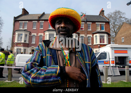 Rastafari Kaplan des äthiopischen Weltbundes außerhalb der Süd-London-Zentrum nach Razzia am Hauptsitz. Stockfoto