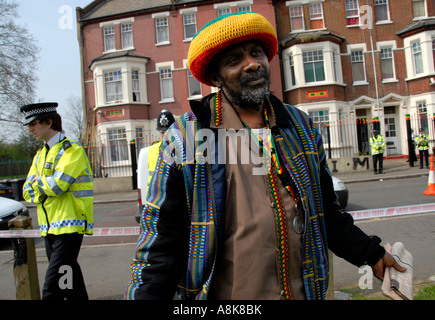 Rastafari Kaplan des äthiopischen Weltbundes außerhalb der Süd-London-Zentrum nach Razzia am Hauptsitz. Stockfoto