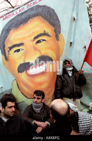 Kurdische Demonstranten in London fordern die Freilassung von Öcalan vor der türkischen Botschaft und Trafalgar Square. Stockfoto