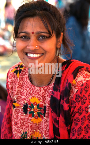 Indische Frau Alter von 28 Jahren in ethnische Kleidung tragen rote Punkt Bindi auf Stirn an Asian American Festival. St Paul Minnesota USA Stockfoto