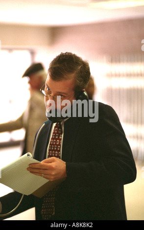Mann Alter 32 sprechen am Telefon an der Martin-Luther-King-Tag Zeremonie St.Paul Minnesota USA Stockfoto