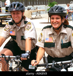 Zwei glückliche Park Ranger Polizei Damen Alter 28 patrouillieren Mississippi Fluß Karpfen Festival. Brooklyn Park, Minnesota USA Stockfoto