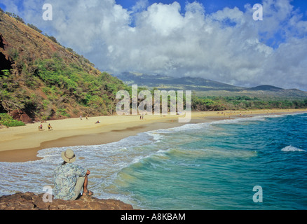 Tourist schaut auf Big Beach im Makena State Park auf Maui Stockfoto