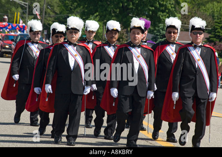 Sterling Heights Michigan Mitglieder von den Knights Of Columbus marschieren in einer Memorial Day parade Stockfoto