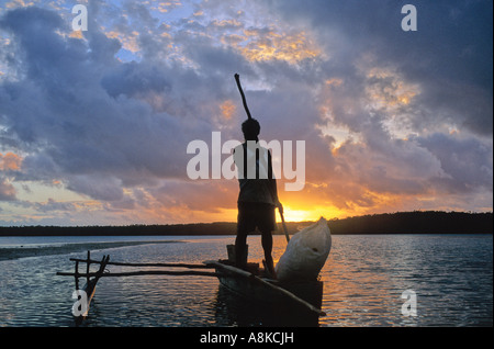 Fischer in Ausleger-Kanu in Aitutaki Lagune auf den Cook Inseln Stockfoto