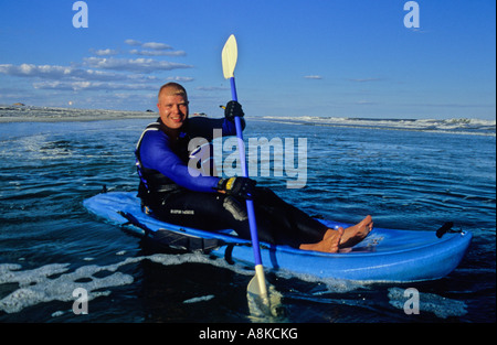 Kajaker paddelt aus Brigantine, einer vorgelagerten Insel in der Nähe von Atlantic City, NJ Stockfoto