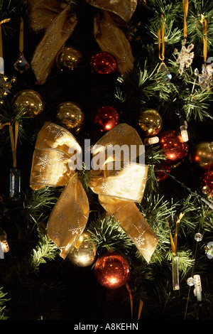 Weihnachtsbaum Dekoration gold Ribbon und Christbaumkugel in Sydney New South Wales NSW Australia Stockfoto