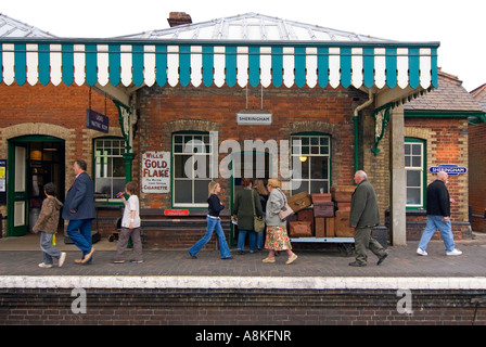 Horizontale Ansicht der alten Mode Stil Bahnsteig in Sheringham Station auf der historischen Mohn-Linie. Stockfoto