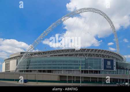 Horizontalen Weitwinkel des neuen Wembley-Stadion und der beeindruckenden Bogen an einem sonnigen Tag Stockfoto