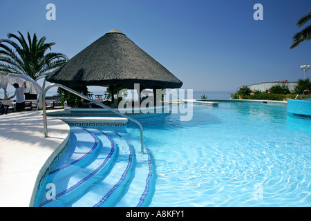 Tiki-Hütte und Bar Schritten von Schwimmbad des Luxushotels an einem sonnigen Tag in Spanien Stockfoto