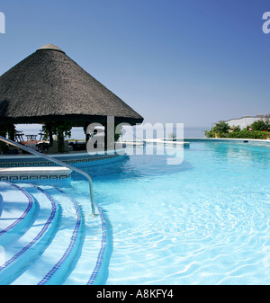 Tiki-Hütte und Bar Schritten von Schwimmbad des Luxushotels an einem sonnigen Tag in Spanien Stockfoto