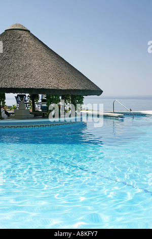 Tiki-Hütte und Bar Schritten von Schwimmbad des Luxushotels an einem sonnigen Tag in Spanien Stockfoto