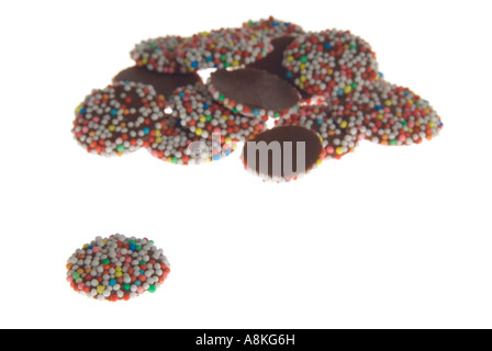 Horizontale hautnah von einem Haufen von Milchschokolade Tasten auf einem weißen Hintergrund. Stockfoto