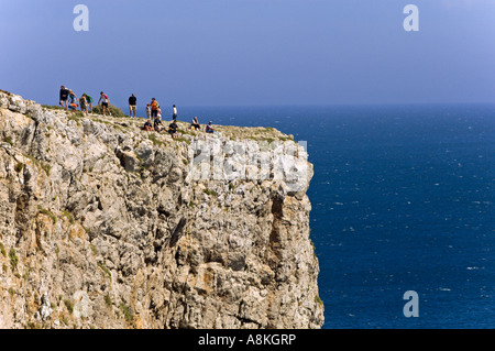 Touristen auf den Klippen am Cabo de Sao Vicente Algarve Portugal Stockfoto