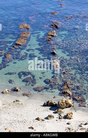 Seltsam schöne Felsformationen im seichten Meer an einem Strand in Spanien Stockfoto