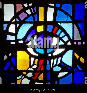 Bunte Decke Mosaik Glasfenster in der kleinen Kirche in Spanien Stockfoto