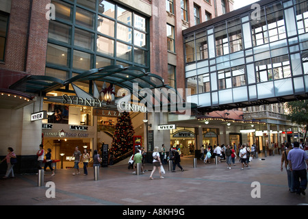 Sydney Central Plaza mit Weihnachtsschmuck und Shopper im Stadtzentrum von Sydney New South Wales NSW Australia Stockfoto