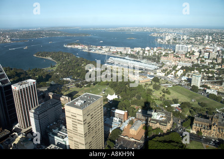 Hohen Niveau schrägen Semi-Luftbild Nord-Ost in Richtung Hafen Botanic Gardens und die Domäne von Spitze des Sydney Tower in Sydne Stockfoto