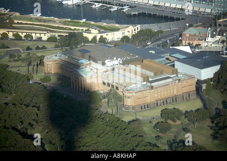 Hohen Niveau schrägen halb Luftbild östlich der Staatsbibliothek von Spitze des Sydney Tower mit seinen Schatten in Sydney New South Wales NSW Stockfoto