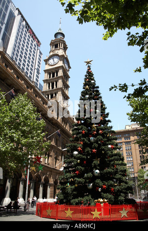 Martin Place mit dem Westin Hotel Weihnachtsbaum und Dekorationen im Stadtzentrum von Sydney New South Wales NSW Australia Stockfoto