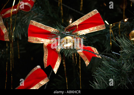 Christbaumschmuck mit gold und rote Schleife und Lametta Stockfoto