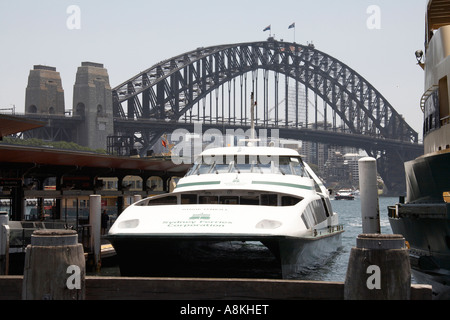 Harbour Bridge mit Sydney Ferries Corporation Katamaran am Circular Quay in Sydney New South Wales NSW Australia Stockfoto