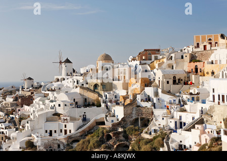 Blick über den westlichen Teil des Dorfes mit der typisch kykladische Architektur, Oia, Santorini, Griechenland Stockfoto