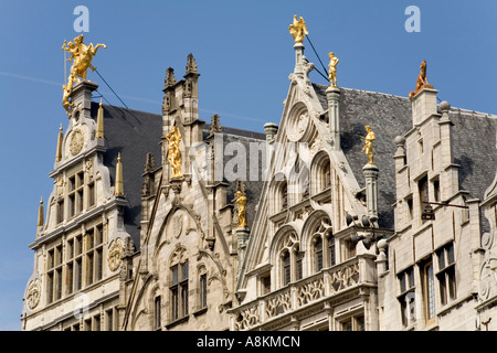 Ehemalige Zunfthäuser, Giebel mit Figuren verziert, Grote Markt, Antwerpen, Belgien Stockfoto