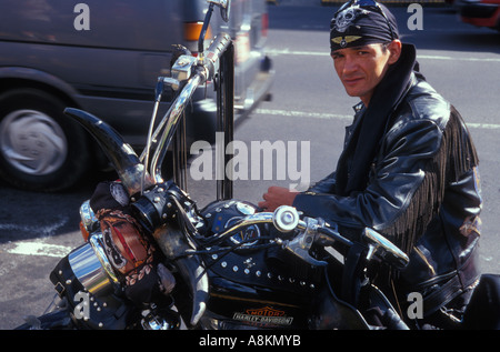 Eine ökologische Porträt von einem Biker Mann in Costa Rica auf einer Harley Davidson Motorrad sitzen. Stockfoto