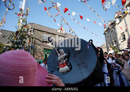 Die Mayday Obby Oss Festival From A Fenster Padstow Cornwall England UK Europe Stockfoto