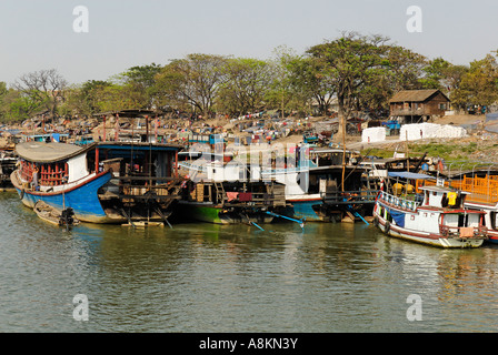 Boote im Hafen von Mandalay, Irrawaddy-Fluss, Myanmar Stockfoto