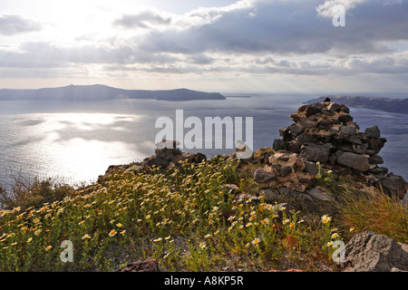 Blick vom Skaros-Felsen auf das Meer der Caldera, Santorini, Griechenland Stockfoto