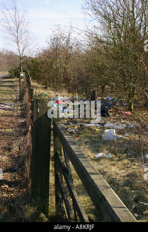 Fliegen Sie entlang Landstraße kippen Stockfoto