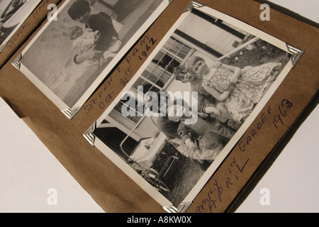 Altes Baby-Fotoalbum aus den 1960er Jahren Stockfoto