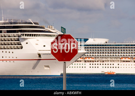 Grand Cayman George Town rote Stoppschild Ironie humor Stockfoto