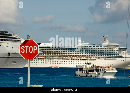 Grand Cayman George Town rote Stoppschild Ironie Humor ferry zart Stockfoto