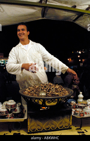 Marokkanischen Mann verkauft gekochte Schnecken Schnecken auf Garküche in der Nacht Platz Djemaa El Fna Marrakesch Marrakesch Marokko Nordafrika Stockfoto