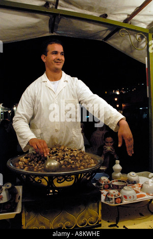 Marokkanischen Mann verkauft gekochte Schnecken Schnecken auf Garküche in der Nacht Platz Djemaa El Fna Marrakesch Marrakesch Marokko Nordafrika Stockfoto