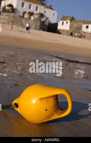 Gelbe Fischerei Boje am Sandstrand Abend in St Ives Cornwall Stockfoto