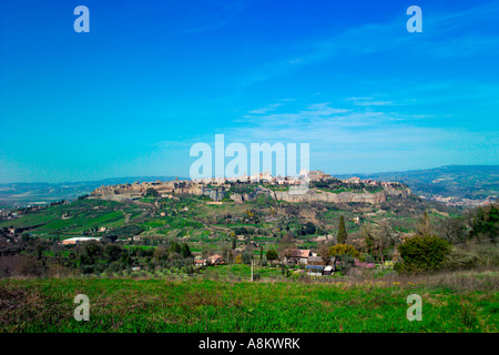 Die alten Hügel betrachtet Stadt Orvieto Umbrien Italien thront auf seiner vulkanischen Tuff-Felsen-Hügel aus dem Süden JMH2924 Stockfoto