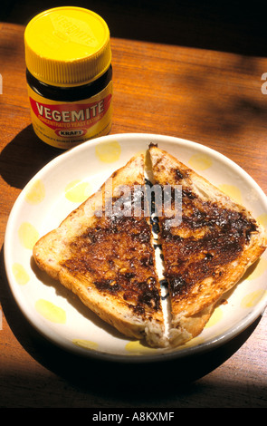 Vegemite auf Toast, ein Hefeextrakt Ausbreitung in der Regel auf Toast zum Frühstück gegessen, Melbourne, Victoria, Australien Stockfoto