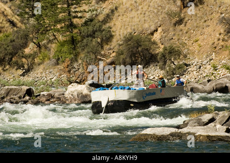 IDAHO MIDDLE FORK OF THE Lachs Fluss River Guide navigieren Sweep Boot durch die Stromschnellen idaho Stockfoto