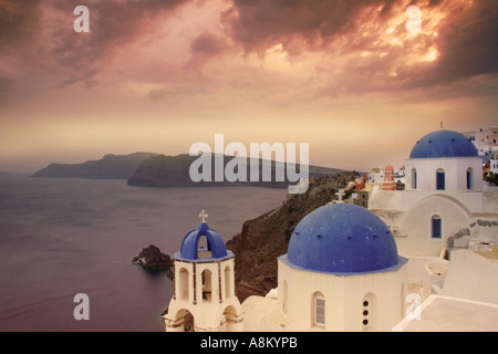 Sonnenuntergang in der Kirche mit Blick auf die Caldera auf Santorini Kykladen Inseln Griechenland Stockfoto