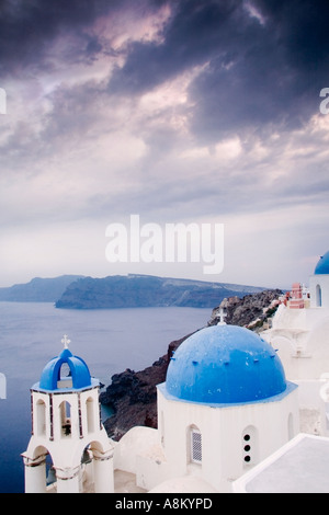 Kirche mit Blick auf die Caldera auf Santorini Kykladen Inseln Griechenland Stockfoto