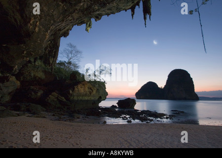 Phra Nang Railay in Thailand, Krabi Hut Tham Phra Nang Strand Sonnenuntergang Stockfoto